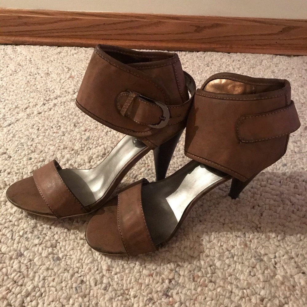 Brown leather heels with ankle cuff new size 7